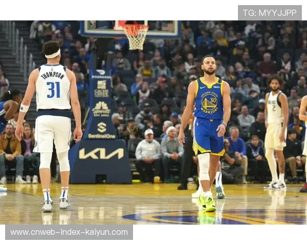 库里转换进攻再中三分，勇士追上比分